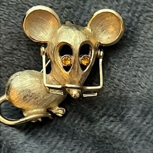 VINTAGE AVON MOUSE BROOCH WITH MOVEABLE GLACES & GOLD RHINESTONE EYES